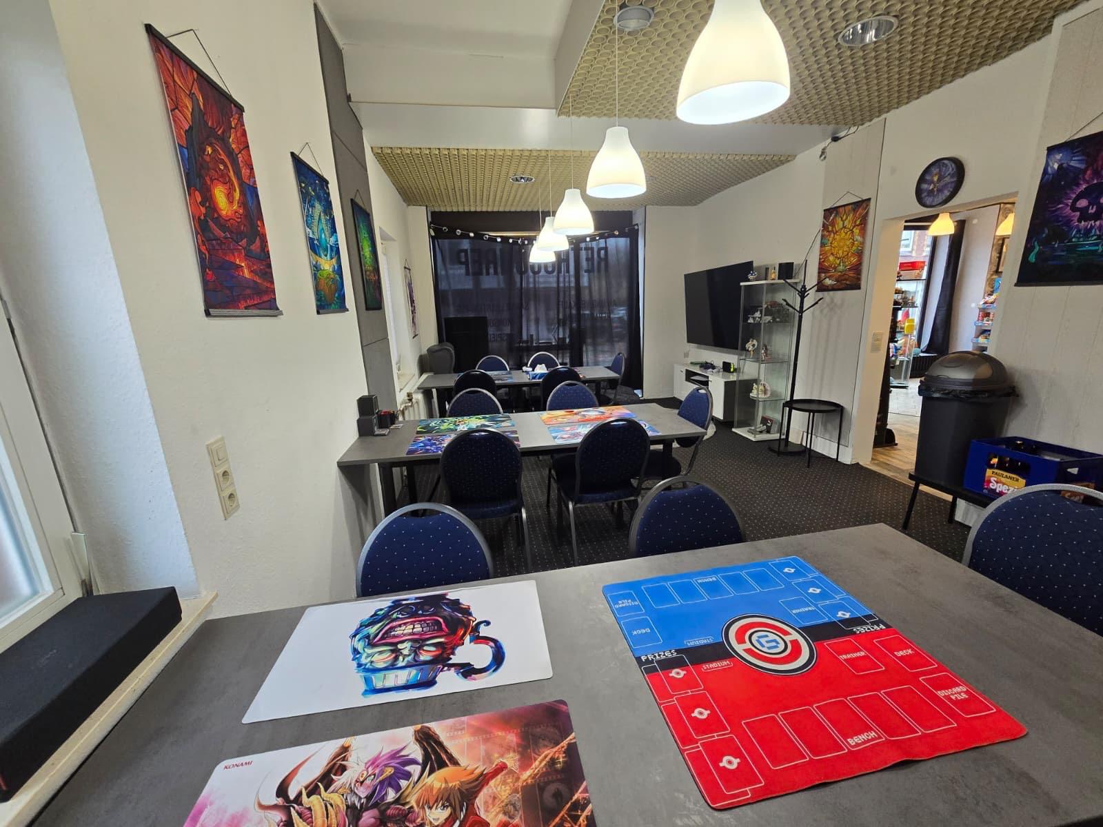 Spieltische mit TCG-Playmats im Laden