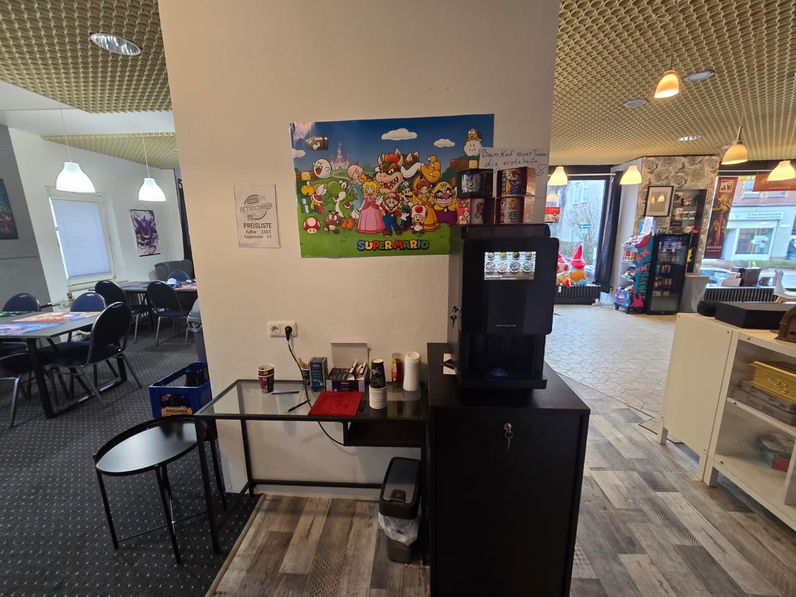 Café-Ecke mit Kaffee, Snacks und kalten Getränken