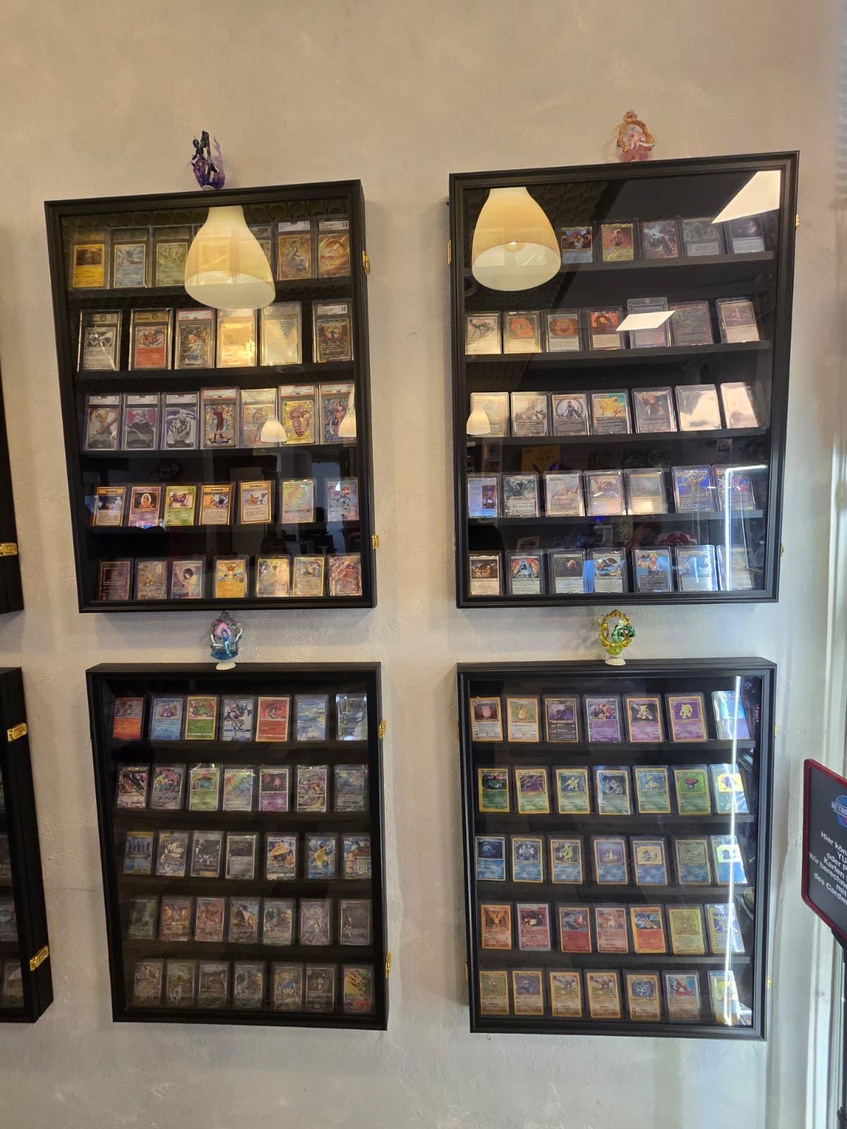 Vitrinen mit gegradeten Pokémon-Karten
