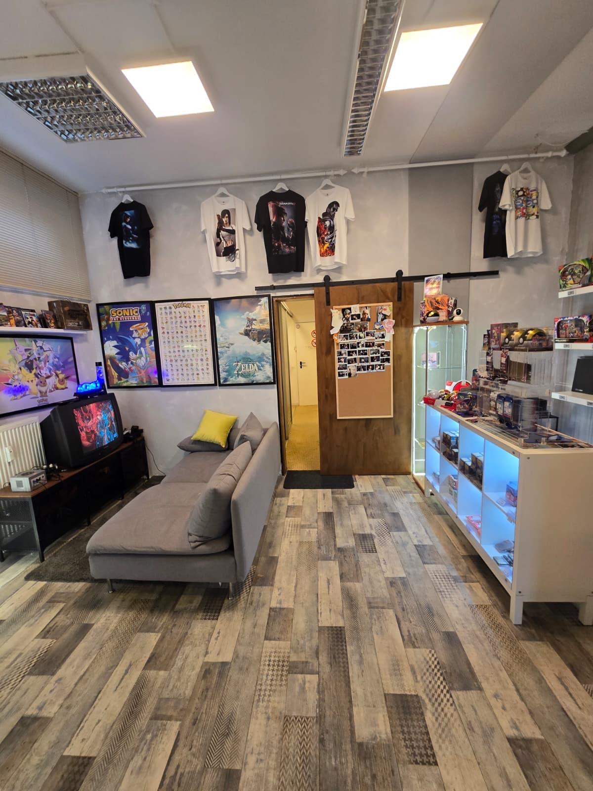 Lounge mit Sofa und Retro-Konsole